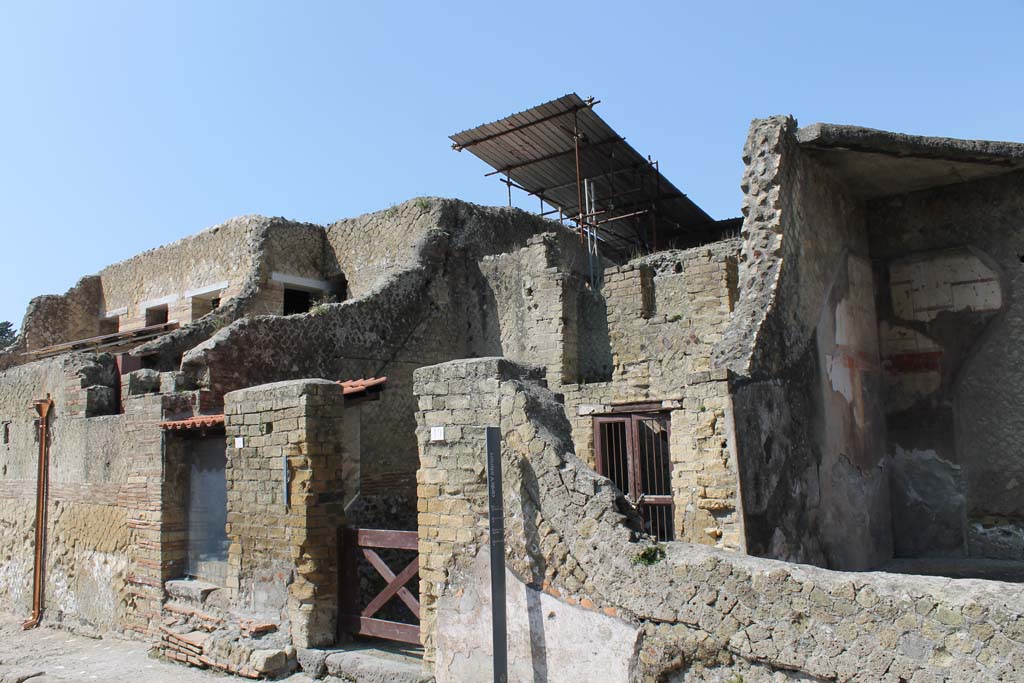 IV.20, on left, and IV.19, on right, Herculaneum. March 2014. Looking west towards entrance doorways on Cardo V.
Foto Annette Haug, ERC Grant 681269 DÉCOR
